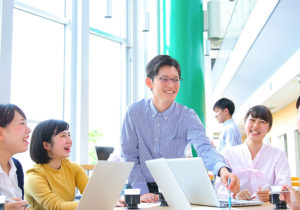 空前の副業ブーム！知っておきたい副業のメリットや気をつけるべきこと