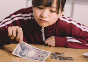 お給料が手渡しであれば副業してもバレない？確定申告も必要ない？